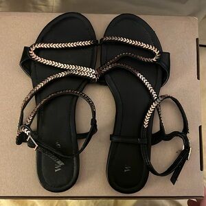 US Women’s Size 9 Black and Gold Sandals